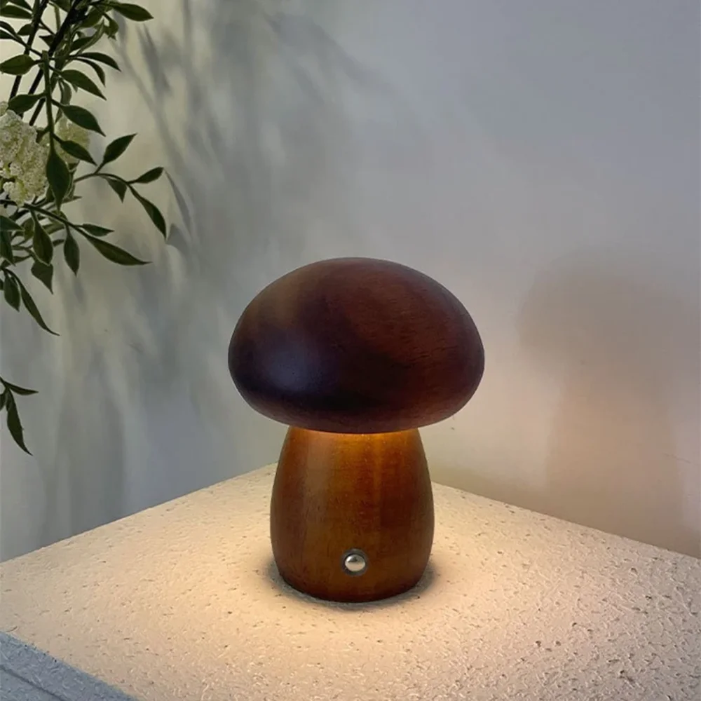 Lampe champignon en bois, détail du pied tactile